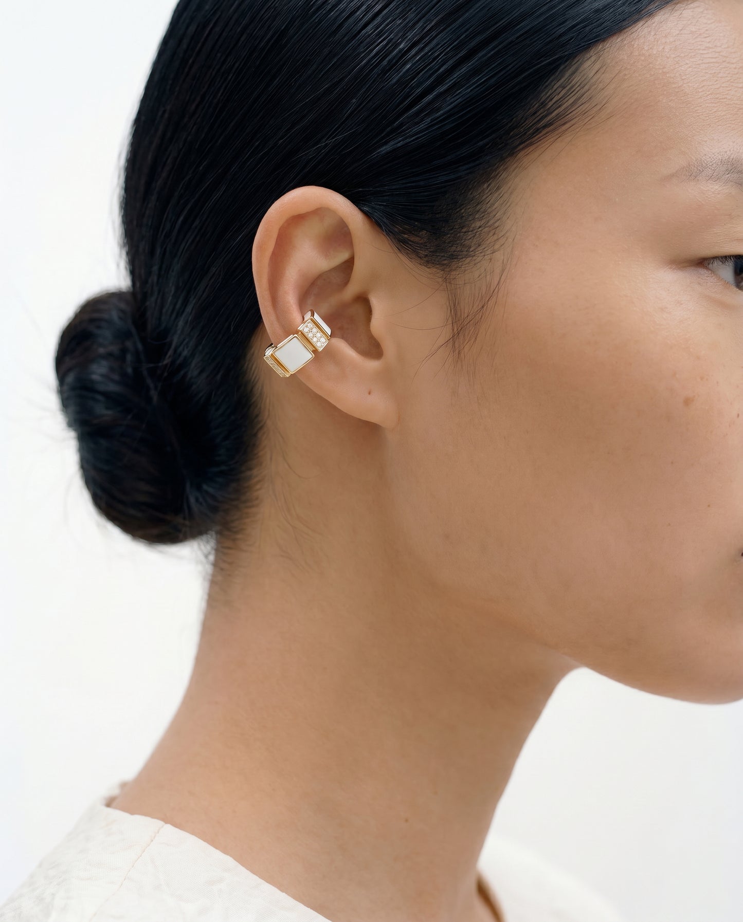18k gold ear cuff with round diamonds