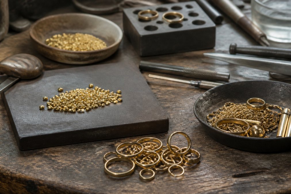 Recycled 18k Gold Jewelry Benefits: A Luxury Guide