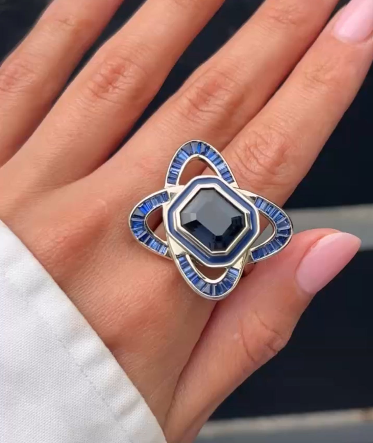 Ring with sapphires and spinel in 18k white gold on a hand