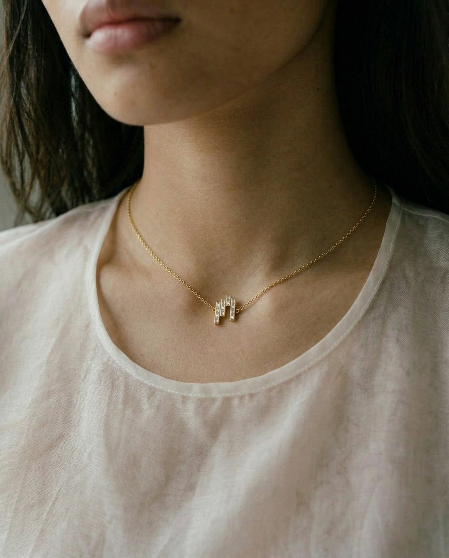baguette diamonds in 18k gold. chain necklace