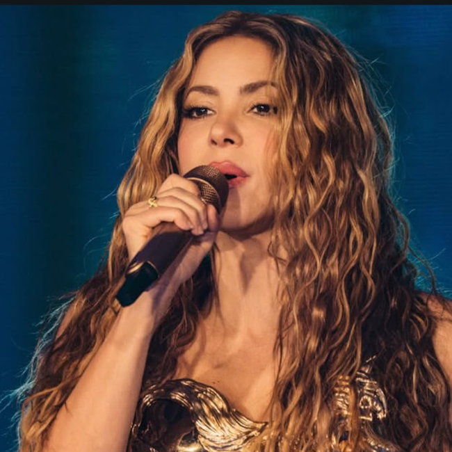 shakira wearing a 22k yellow gold ring with yellow diamonds